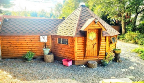 Cozy Cabin with Hot Tub Retreat in Anglesey